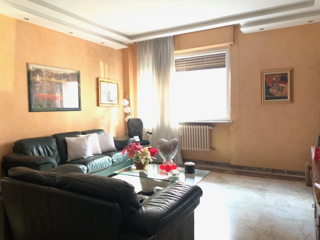 Ampio appartamento a Torino, via Servais, 190